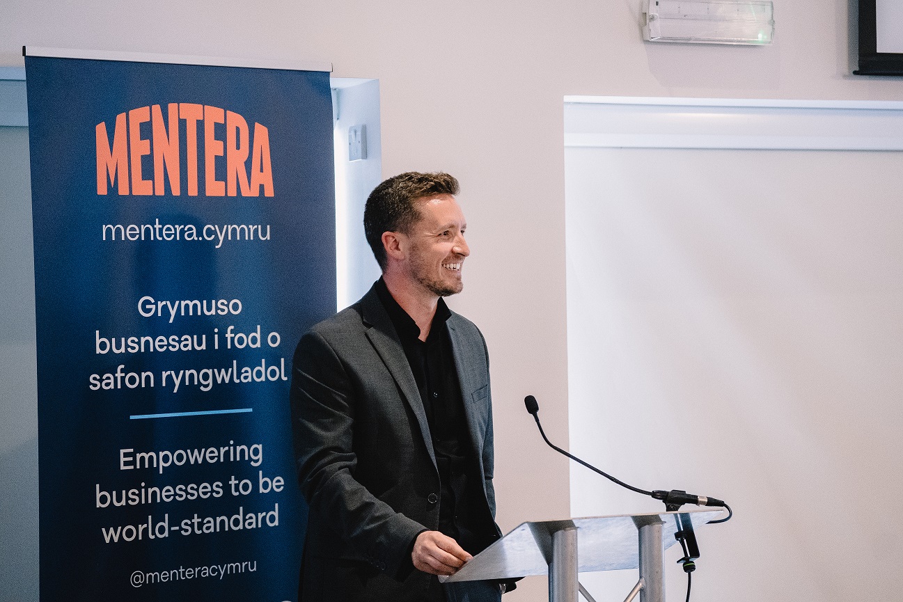 Menter a Busnes yn datgelu brand a gweledigaeth newydd – i helpu busnesau Cymru i gyrraedd llwyfan fyd-eang.