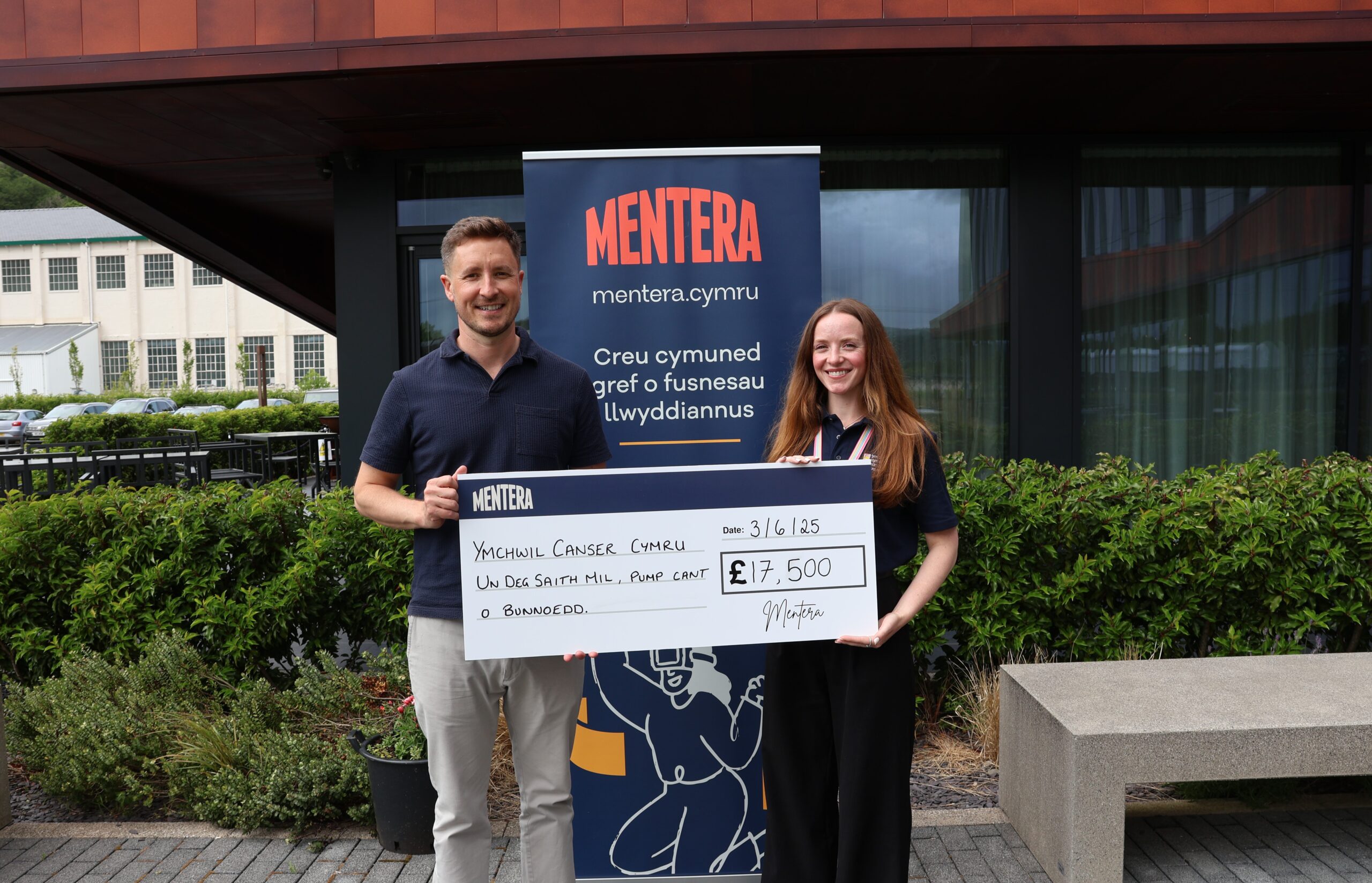 Mentera yn Dathlu Codi £17,500 ar gyfer Ymchwil Canser Cymru Dros Ddwy Flynedd o Godi Arian Ymroddedig